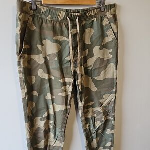 Guess Large 38x31 Green and Brown Camo Joggers